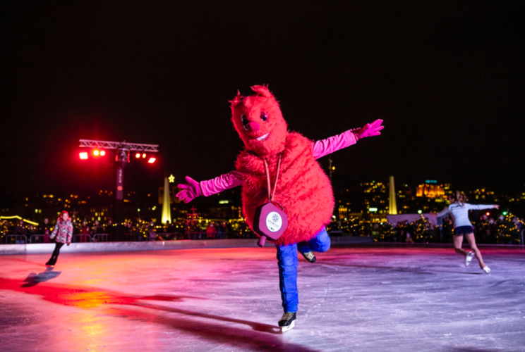 Auch Wuli, das Maskottchen der Winteruniversiade, versuchte sich im Eiskunstlauf, wirkte dabei aber neben den Kids ziemlich ungelenkig.
