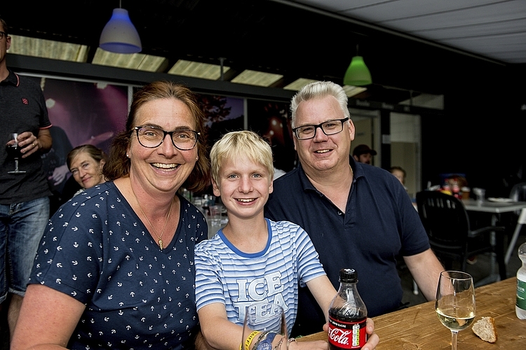 Lars (Mitte) hatte entschieden, am Vorabend des 1. August zusammen mit den Eltern Beatrice und Marcel Baumgartner in die Badi zu gehen.
