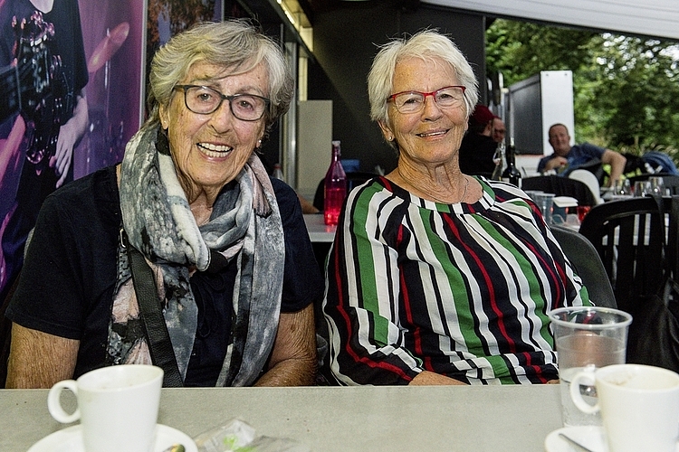 Jolanda Greter (l.) und Annemarie Wüest erinnern sich noch an 1.-August-Feiern, als die Quartiermusik Egli die Leute zum Tanz aufforderte.
