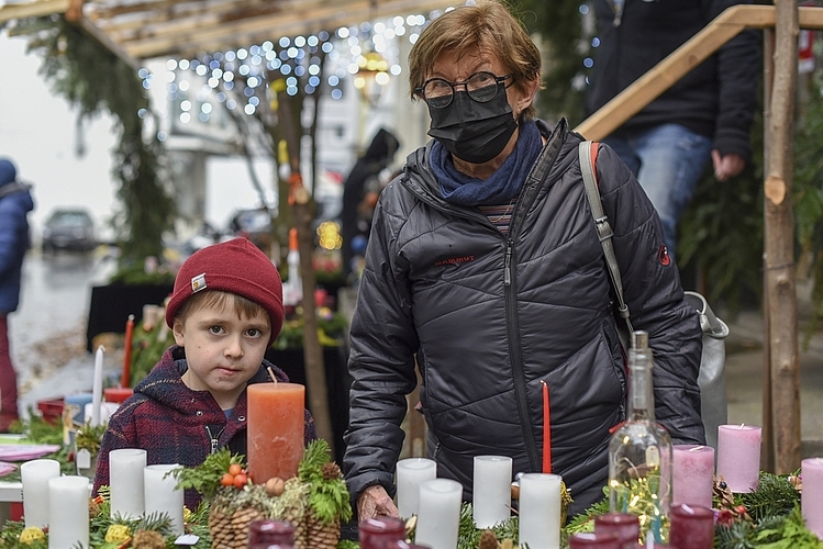 Lion wollte unbedingt an die Bruchweihnachten mit seiner Grossmutter Beatrice Wydler, welche auf der Suche nach einem Adventsgedeck war.
