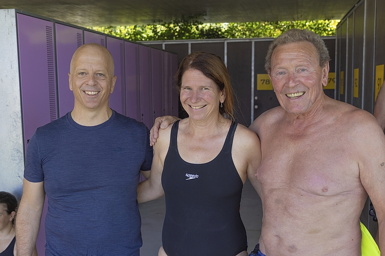 «Wenn der Wagenbachbrunnen auftaucht, ist man falsch geschwommen»: Toni Häfliger (rechts) vor dem Start – mit Ursula Karrer und Rainer Aregger (alle SLRG).