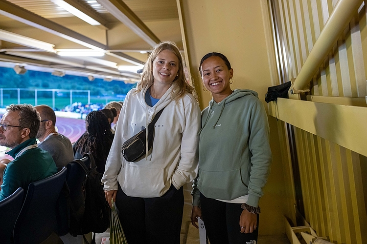 Für die beiden Sportstudentinnen Nina Stam (links) und Lorena Brunner wurden an diesem Tag die Erwartungen übertroffen.
