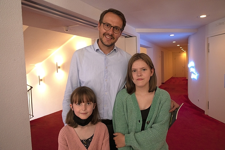 Lárus Ásgeirsson mit den Töchtern Steinunn (l.) und Asthildur. Die Mama und Sopranistin Eyrún Unarsdóttir stand auf der Bühne.
