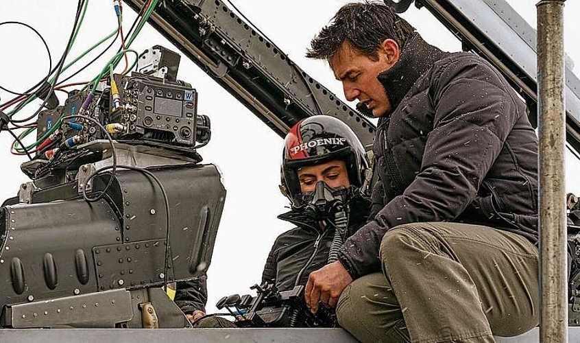 Monica Barbaro und Tom Cruise am Filmset von «Top Gun». Bild: Scott Garfield
