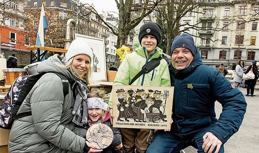 Von links: Sandra Wenk mit Sina und Andrin und Reto Wymann. Sandra sucht Passendes zu ihrem Motto «Feuerwehr-Party», und Reto hat eine Pauke für den Junior gefunden.
