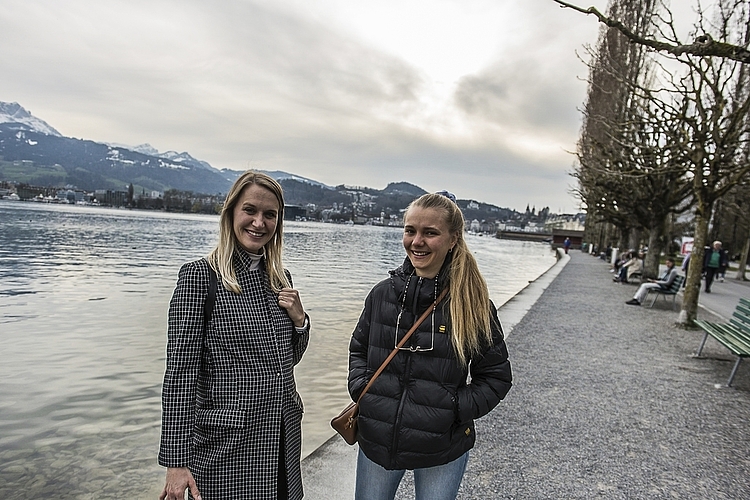 Das Osternest mit bunten Eiern würden Scarlett Haslimann (l.) und Laura Schwitter im Wäschekorb verstecken.
