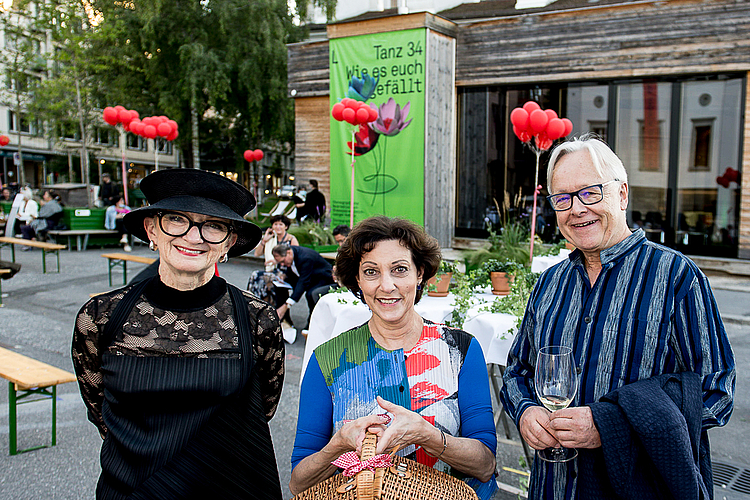 «Die Scone Süssgebäcke munden», meinten Kathleen McNurney (l.), Künstlerische Leitung Schauspiel am LT, mit Linda Britschgi, Tanzfreunde Luzerner Theater, und Benno Britschgi.
