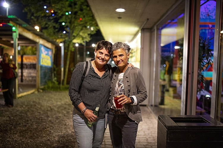 Sie hoffen auf viele Ja-Stimmen zur «Ehe für alle» an der Abstimmung vom 26. September: Maya Gaensslen und Raffaella Eggerschwiler (von links).
