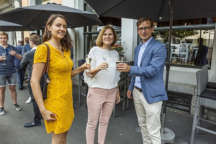 Esther Hagmann, Junge CVP, Miriam Fries, CVP-Fraktionschefin, und Andreas Felder, Grossstadtrat, teilen ihre Freude über das deutliche Wahlergebnis (v. l.).
