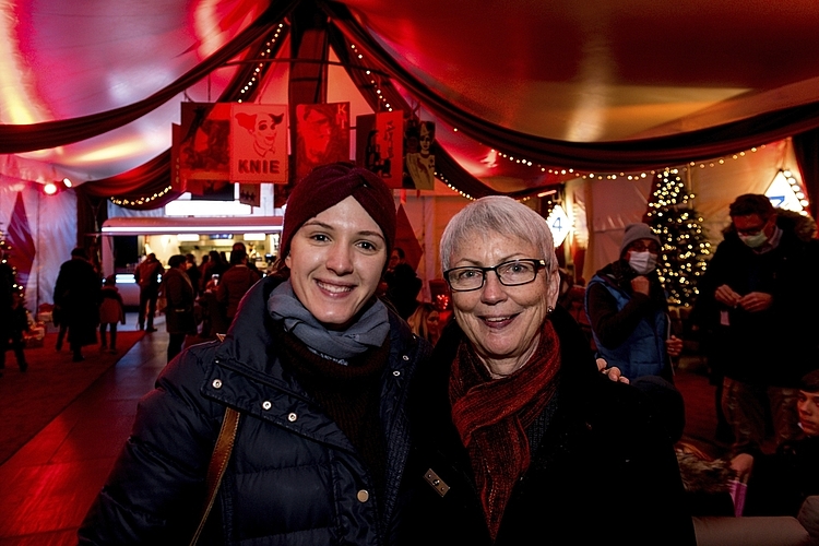 Sabrina Eichenberger (links) wurde von ihrer Patin Ursula Matter Eichenberger (rechts) zur Premiere eingeladen.
