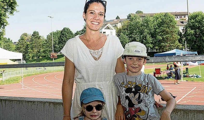 Kim, Tochter Franziska und Sohn Lio Baltis. Lio testete Weitsprung, Hürden, Rennen und Unihockey. Der Weitsprung gefiel ihm am besten.