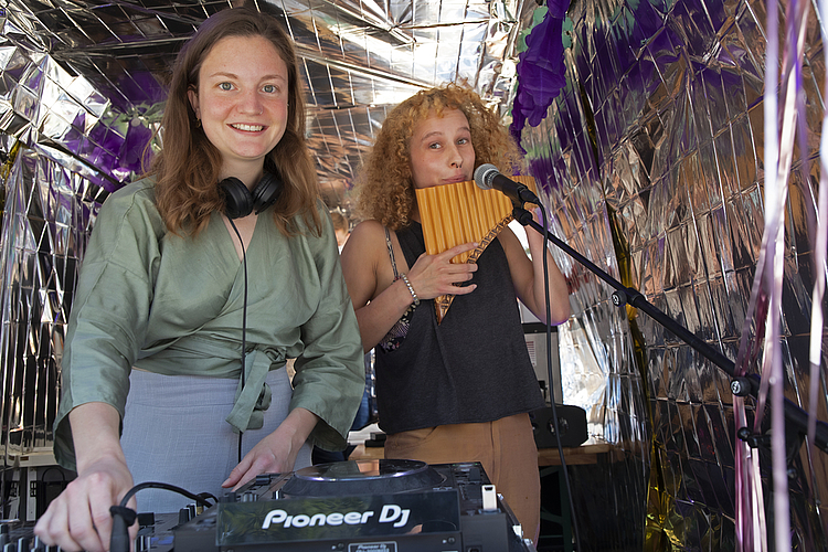 Das DJ-Duo Sole, Sofie Tobler an den Reglern und Valentina Mahler mit Panflöte und Gesang, sorgten auf dem Eisenplatz im und rund ums «NSF-Mobil» für Sommer-Groove.