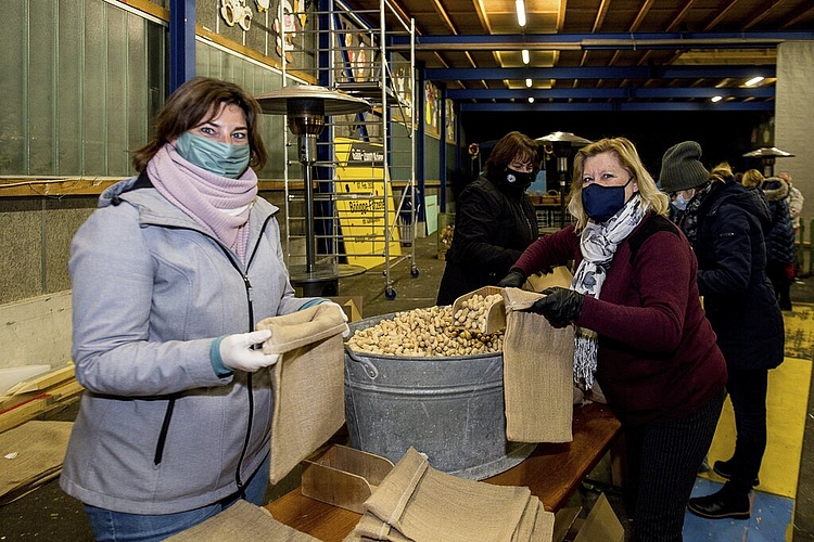 Das vergangene Zunftjahr hat Erika Häberli (r.) als Weibel-Damenjahr erlebt. Nun packt sie zum Abschluss mit Nicole Hollitzer (l.) Nüssli ab.
