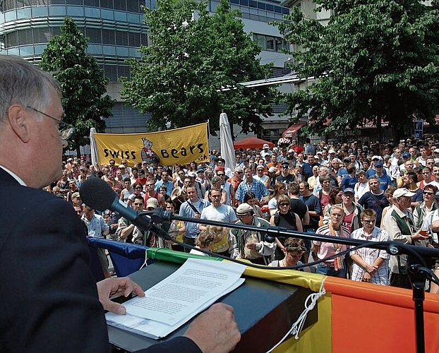 Im Jahr 2005 eröffnete der damalige Stadtpräsident Urs W. Studer die Gay-Pride auf dem Löwenplatz. Bild: Eveline Bachmann/Neue LZ
