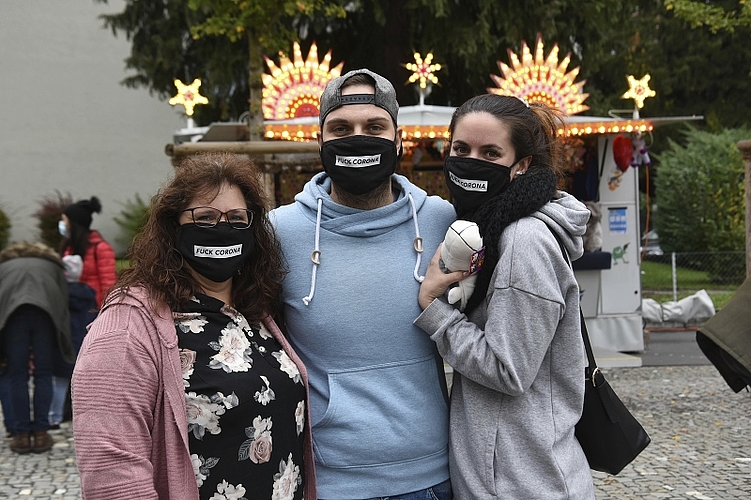 Moni und Kevin Kirmann mit Chantal Hälg (von links) sind normalerweise um diese Jahreszeit in den Ferien, aber dieses Jahr wollten sie sich die Minichilbi nicht entgehen lassen.
