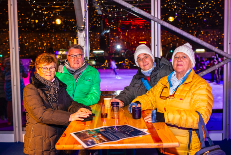 Von links: Maria Imboden sowie Urs, Gisela und Gabriela Muri fanden den Anlass superspannend – auch wenn dieses Jahr leider der imposante Christbaum fehle.
