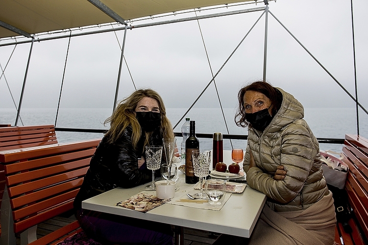 Angie Ottiger und Moni Hasler lieben Schiffsfahrten bei jedem Wetter mit der entsprechenden Verpflegung.
