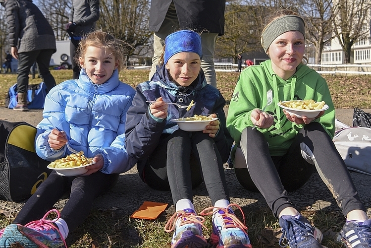 Nach dem Lauf stärkten sich (von links) Elin Bucher, Lis Huber und Sarah Hoogland mit einer leckeren Portion Älplermagronen.
