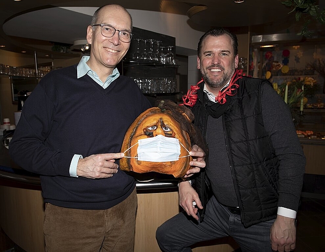 Der Erfinder des VBL-Fritschibusses, Martin Dudle-Ammann (l.), mit Benji Biesser, beide in hohen Chargen in der Zunft zu Safran tätig.
