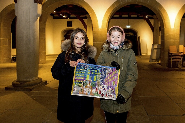 Auf der Collage von Anda Klaiqi (links) und Emma Koller feiern alle mit vielen Geschenken Weihnachten.
