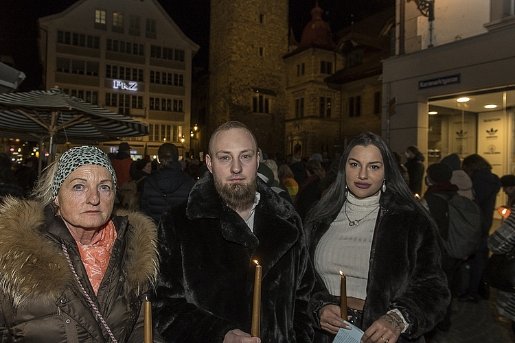 «Stoppt den Krieg!»: die klare Botschaft von Sabine (links) und Leonard Ibach mit Lisina Rexha.
