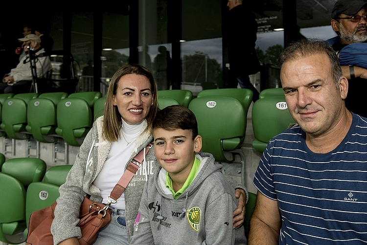 Lume, Ardonis und Milot Idrizaj (v. l.) schauten gebannt Richtung Spielfeld, als Sohn Leonis als Balljunge am Samstag im Einsatz war.
