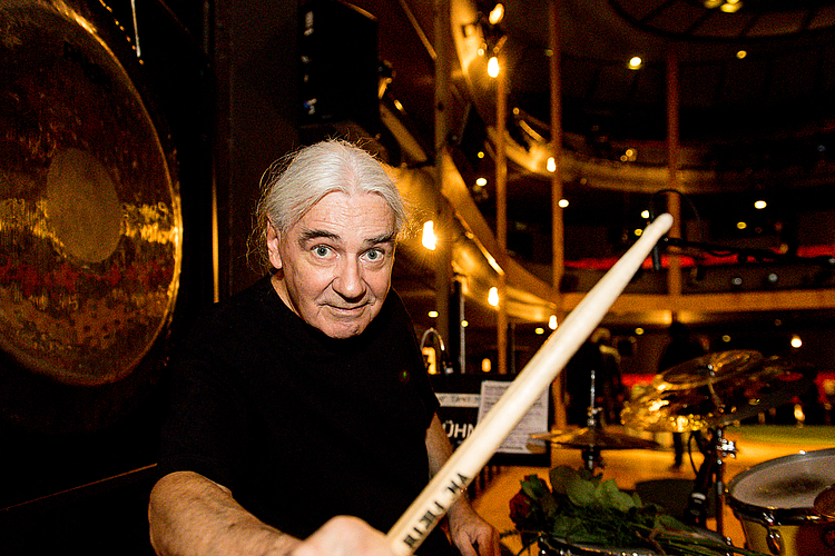 Schlagzeuger Fredy Studer ist nach der Premiere im zum Globe umgebauten Luzerner Theater erleichtert.