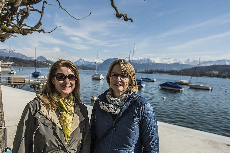 Doris Weiss (l.) hatte sich für ihre Tochter auch schon zu schwere Verstecke ausgedacht. Und Irene Kunz hat das Nest in ihrer Jugend auf dem Bauernhof unter dem Traktor platziert.
