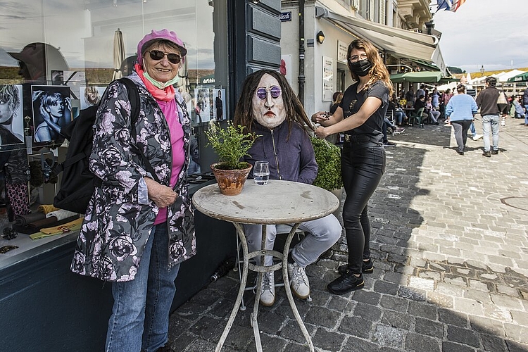 Lustig fand Marie-Therese Eggermann (l.), dass John Lennon (Oli Emmenegger, Guuggenmusig Altstadtkanonen) von Alexandra Baptista (Coiffeur Hugo Graf) einen neuen Haarschnitt bekam. Er ging auf eine Stadtführung mit der Schnäggebörger-Guuggenmusig.
