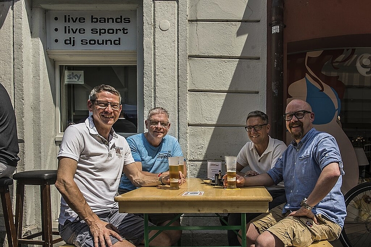 Auf ein Bier zusammenkommen und Fussballatmosphäre auf Grossleinwand geniessen: Marcel Schwander, Urs Zimmermann, Markus Haag und Matthias Lips (von links).
