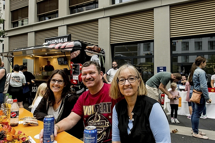 Angereist aus dem schönen Quartier Kuonimatt sind (von links) Astrid Zimmermann, Roli und Doris Siegrist und erhaschten einen Blick auf dass wachsende Quartier.
