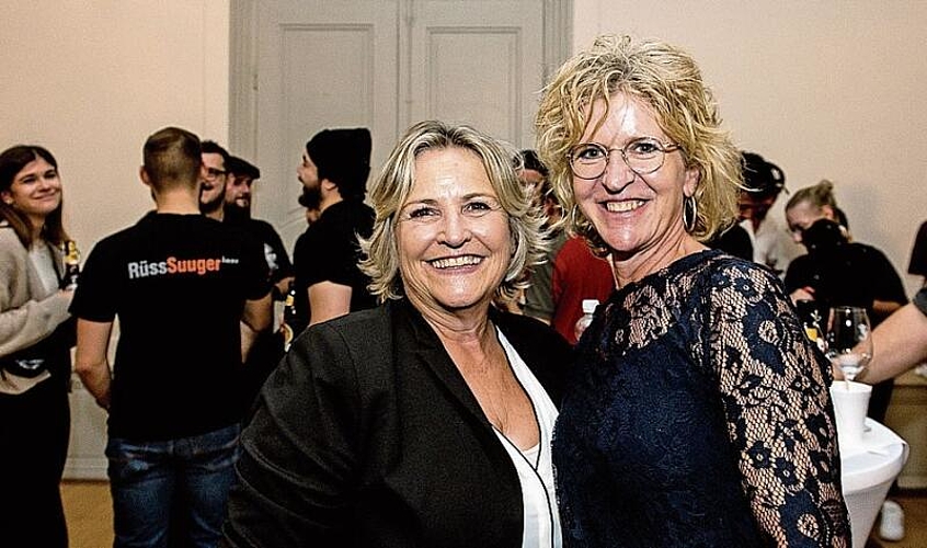 Die Gastgeberinnen im Rathaus Luzern beim «Vereinigten» Guggerbaumstellen-Apéro: Barbara Meyer (links) und Irene Emmenegger.
