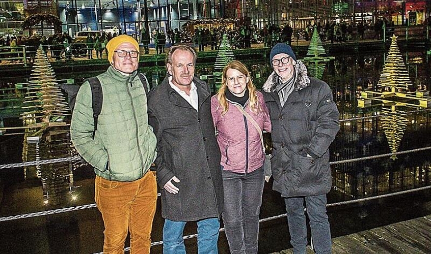 V. l.: Mathias Stauffer und Andreas Schädler vom Verband Luzerner Schreiner, mit Sibylle Gerardi, Luzern Tourismus, und Kurt Christen, Geschäftsführer Verein Weihnachten in Luzern.
