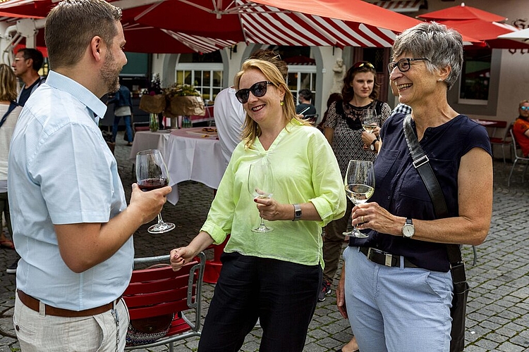 Das Resultat ist für sie ein Zeichen, dass es Manuela Jost gut macht: Michael Küchler, Vorstandsmitglied, Claudia Huser, Fraktionsvorsitzende kant. GLP, und Maggie Pfister, Parteivorstand (v. l.).
