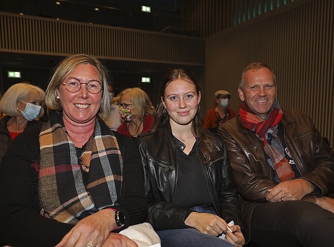 Wären von der Halle in vielen Bereichen tangiert: Edith, Anna und Daniel Zemp (v. l.) sind «Kuonimättler» und holten sich Bestätigung für ihre Meinung am Podium.
