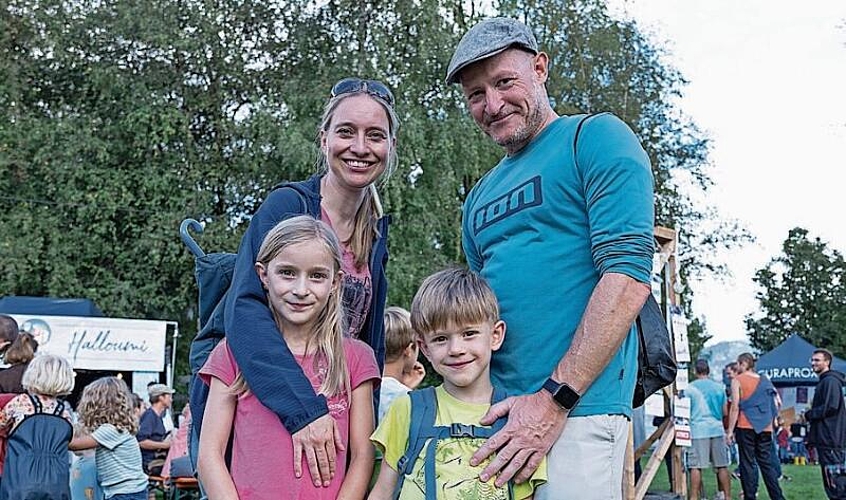 «Die ‹Leute›-Seite im ‹Anzeiger› kennen wir natürlich!»: Familie Steininger-Hübscher, bestehend aus (von links) Adele, Esther, Remy und André.
