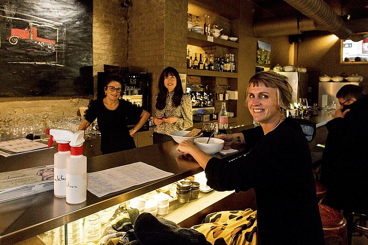 Für alle Besucher der Bruchweihnacht gibt’s eine Suppe mit hausgemachtem Brot. V. l.: Irène Bergmans und Claudia Egli vom Restaurant die Kneipe mit Florina Moser des «the Secondhand».
