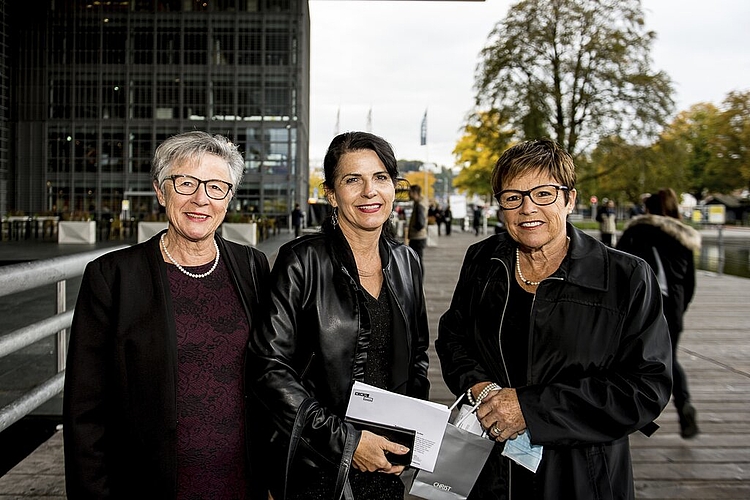 Die drei Schwestern Rosmarie Isaak, Cornelia Zihlmann und Bernadette Flühmann (v. l.) kennen die Solistin Madelaine Wibom.
