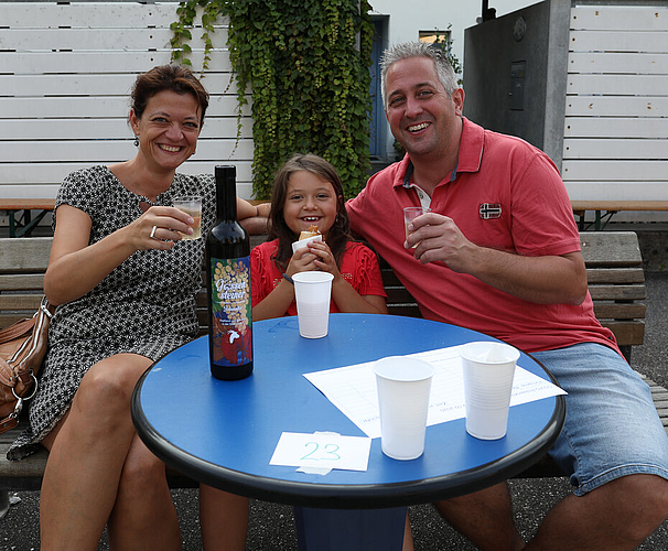 «Geissensteiner» und Hot Dogs munden: Eveline, Zoé und Men Knecht (von links), seit sieben Jahren im Quartier.
