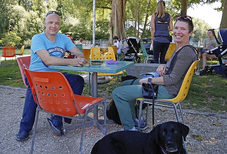 Der richtige Ort zum Abschalten. Stefan Meier und Angela Orpi mit ihrem Hund Goja.
