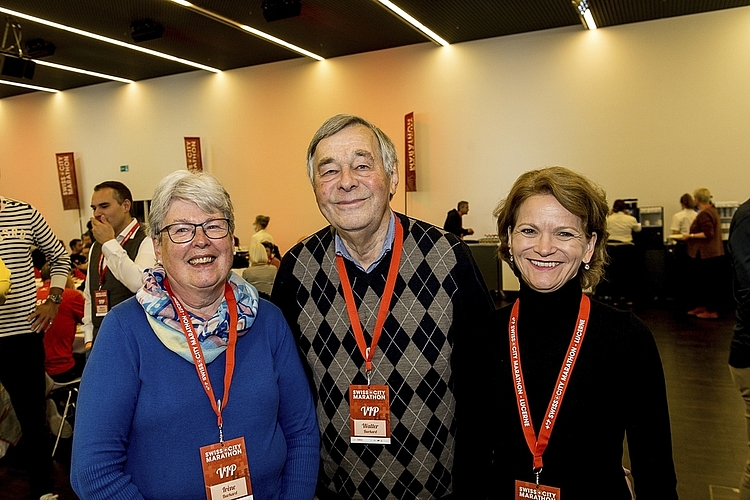 Von links: Irène und Walter Burkard mit Sandra Felder-Estermann, Verband der Quartiervereine Stadt Luzern. Er ist der langjährige Speaker des Marathons und des Luzerner Stadtlaufs.
