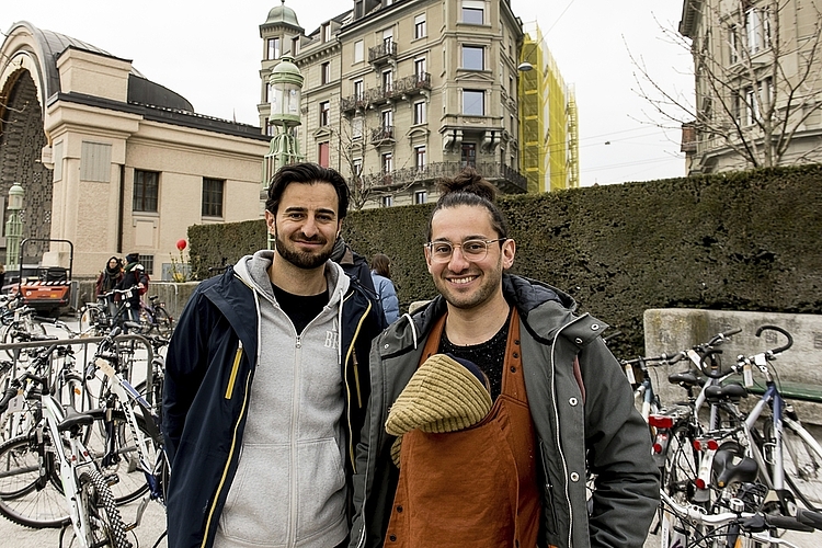 Kemal Candan (links) und Kantonsrat Hasan Candan trafen sich mit Kollegen, um zu fachsimpeln.
