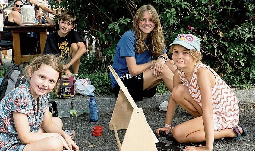 Von links: Nina und Ron Beck, Roniya Meier und Luana Schmid spielten «Vier gewinnt». Luana hatte am meisten gewonnen – mit den Spielregeln, die frei interpretiert wurden.