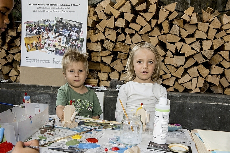 Ilian (links) und Sara Jordi hatten am Nachmittag einige Holzroboter angemalt.
