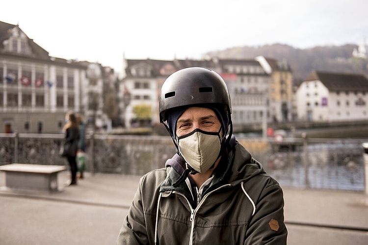 Philipe Burrell freute sich, als er von der Fachhochschule Nordwestschweiz eine Maske geschenkt bekommen hatte.
