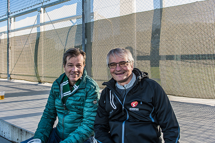 Dass in naher Zukunft wieder mehr Zuschauer ins Stadion reingelassen werden können, hoffen Roli Bitzi (links) und Kurt Pfyffer.
