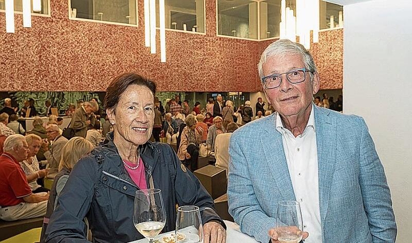 Claudine Ferrer liebt die Konferenzen zu Geschichte, Politik und Geografie. Rolf Früh besucht Seminare zu Philosophie, Geschichte und Sprachen.