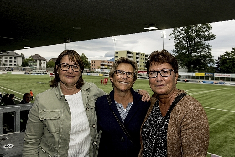 Daniela Vogel, Irmgard Bärtschi und Beatrice Egger (v. l.): Seit 30 Jahren schauen sie sich gemeinsam die Spiele des SC Kriens an.
