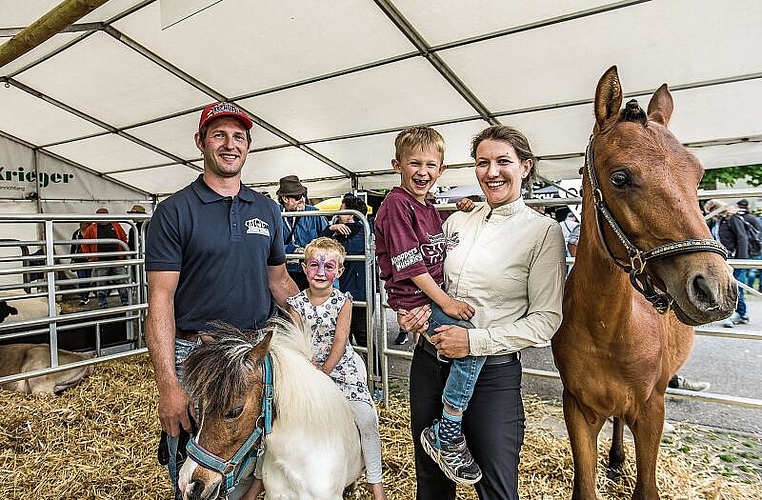 Von links: Die Züchter eines Lebendpreises: Familie Anderhub mit Josef und Janka auf Amy. Oskar und Sarah neben dem Lebendpreis Indira von Herrendingen.