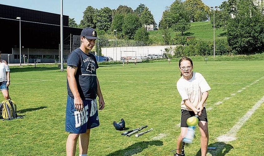 Max Lips vom Eagles Baseball &amp; Softball Club Luzern zeigte Elaine Stärke den richtigen Abschlag.